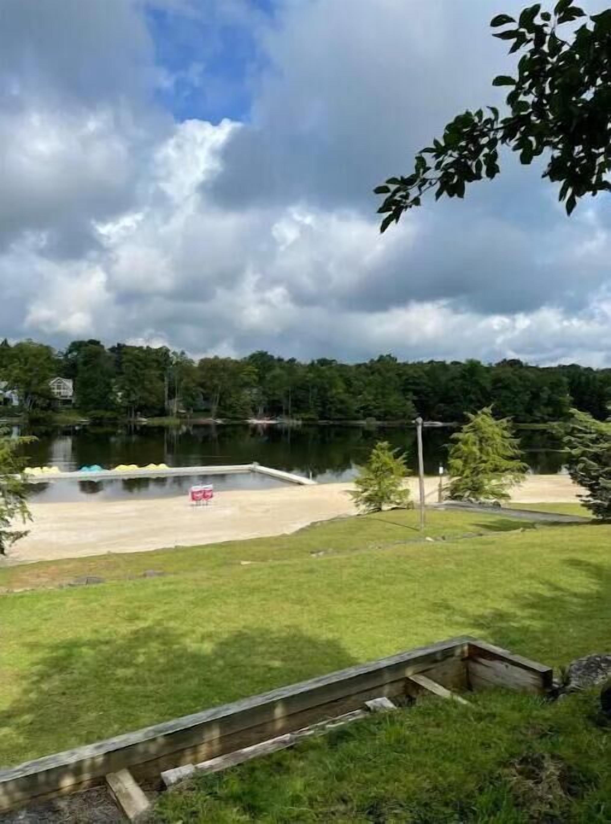Boardwalk Home 2 mins from lake!