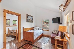 1 bedroom, iron/ironing board, WiFi, bed sheets - Whispering Pines Cabin 2 (Lakeside)