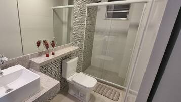 Apartamento básico | Banheiro | Chuveiro, secador de cabelo, toalhas de banho