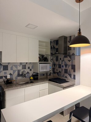 Basic Apartment | Private kitchen | Mini-fridge, microwave, blender, cookware/dishes/utensils - Copacabana Stays (Rio de Janeiro)
