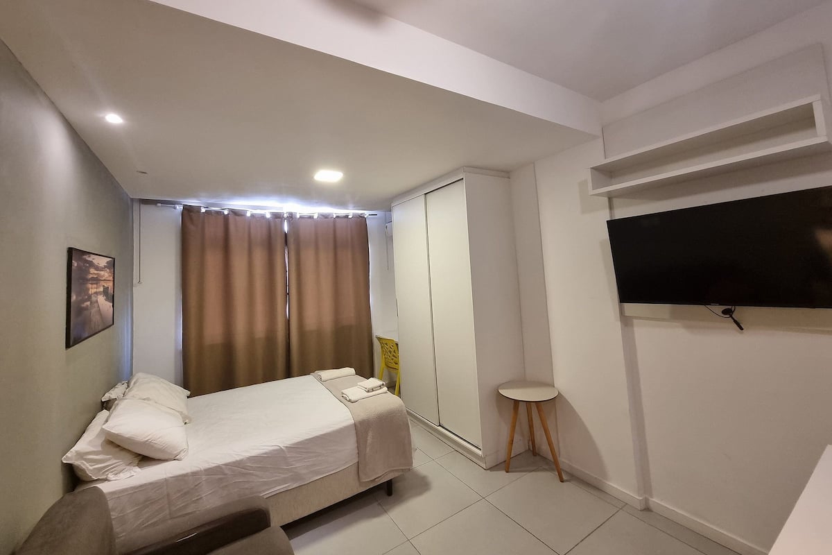 Apartamento básico | Wi-Fi de cortesia, roupa de cama