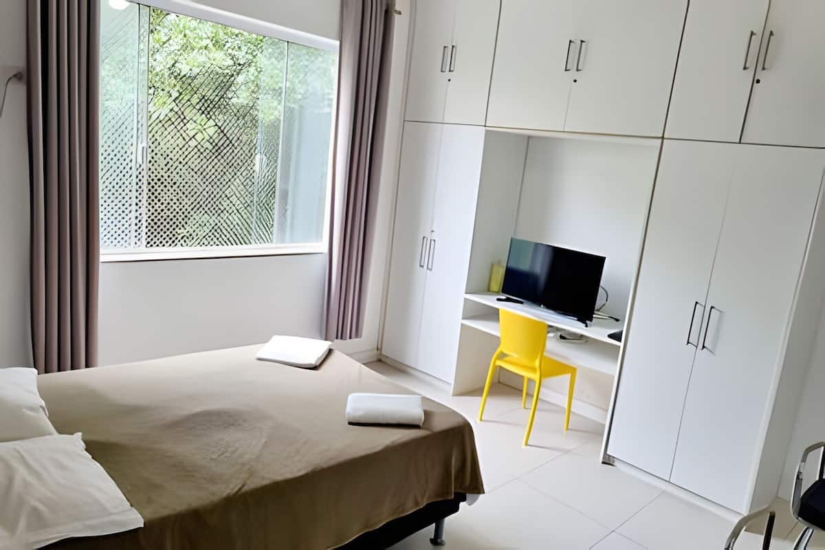 Apartamento básico | Wi-Fi de cortesia, roupa de cama