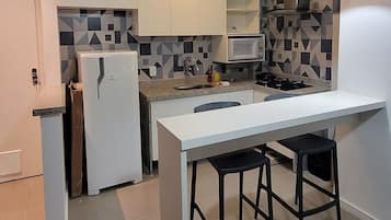 Basic Apartment | Private kitchen | Mini-fridge, microwave, blender, cookware/dishes/utensils