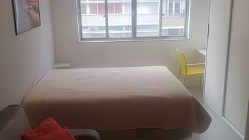 Apartamento básico | Wi-Fi de cortesia, roupa de cama