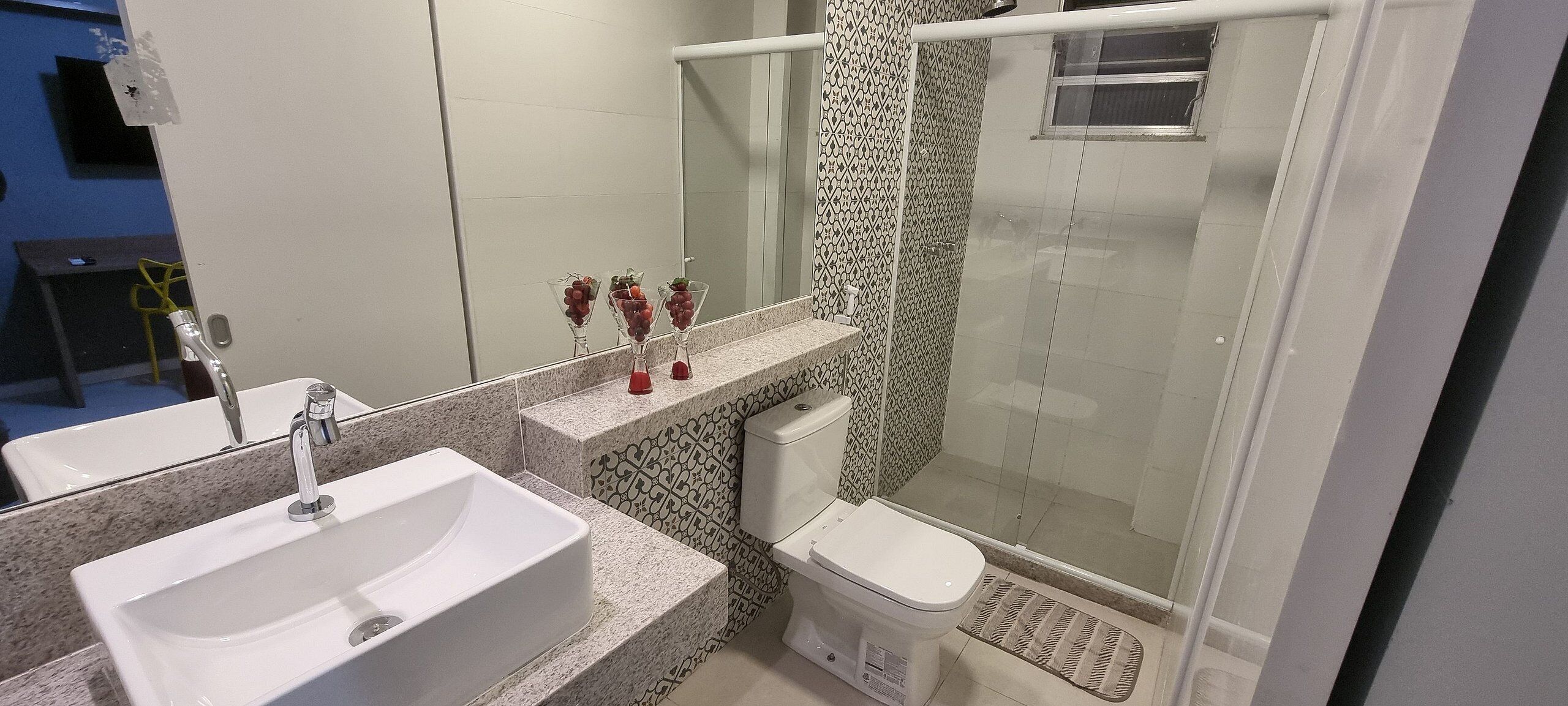 Apartamento básico | Banheiro | Chuveiro, secador de cabelo, toalhas de banho 