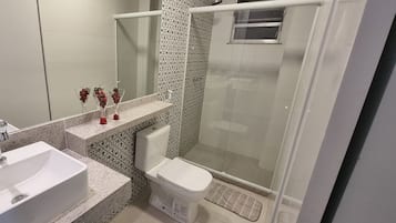 Apartamento básico | Banheiro | Chuveiro, secador de cabelo, toalhas de banho
