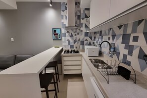Basic Apartment | Private kitchen | Mini-fridge, microwave, blender, cookware/dishes/utensils - Copacabana Stays (Rio de Janeiro)