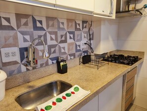 Apartment | Private kitchen | Mini-fridge, microwave, blender, cookware/dishes/utensils - Copacabana Stays (Rio de Janeiro)