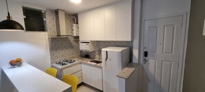 Basic Apartment | Private kitchen | Mini-fridge, microwave, blender, cookware/dishes/utensils - Copacabana Stays (Rio de Janeiro)