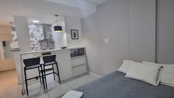 Apartamento básico | Wi-Fi de cortesia, roupa de cama