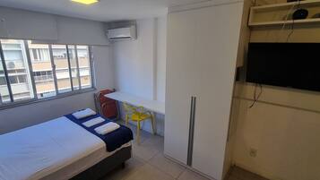 Apartamento básico | Wi-Fi de cortesia, roupa de cama