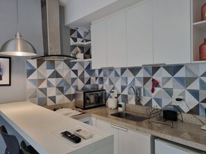 Apartamento básico | Cozinha privada | Frigobar, micro-ondas, liquidificador