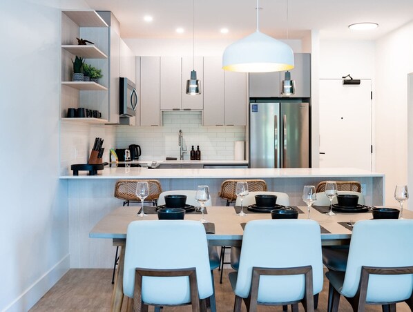 Réfrigérateur, four à micro-ondes, un four, surface de cuisson