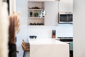 Jääkaappi, mikroaaltouuni, uuni, liesi