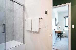 Dusche, Haartrockner, Handtücher, Shampoo