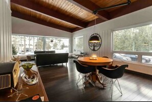 Interior - Upscale Spacious Chalet w Hot Tub Laurentians, QC!
(Prévost)