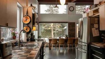 Lavavajillas, mesa de comedor