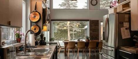 Oppvaskmaskin og spisebord