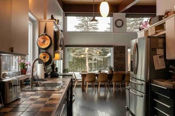 Dishwasher, dining tables - Upscale Spacious Chalet w Hot Tub Laurentians, QC!
(Prévost)