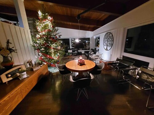 Upscale Spacious Chalet w Hot Tub Laurentians, QC!

