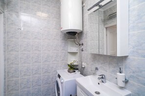 Haartrockner, Handtücher, Seife, Toilettenpapier