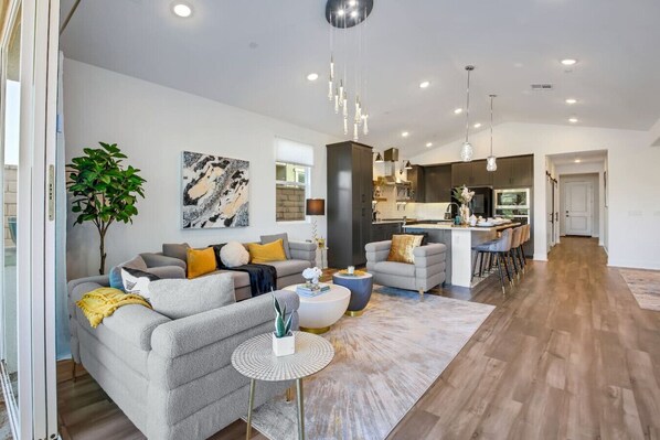 Smart TV, fireplace