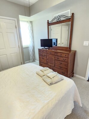 1 bedroom, iron/ironing board, WiFi, bed sheets - 9th Floor Riverwalk Retreat.....With Even Better Views!! (Wilmington)