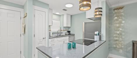 Réfrigérateur, micro-ondes, four, plaque de cuisson