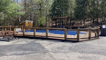 Kauden mukainen ulkouima-allas