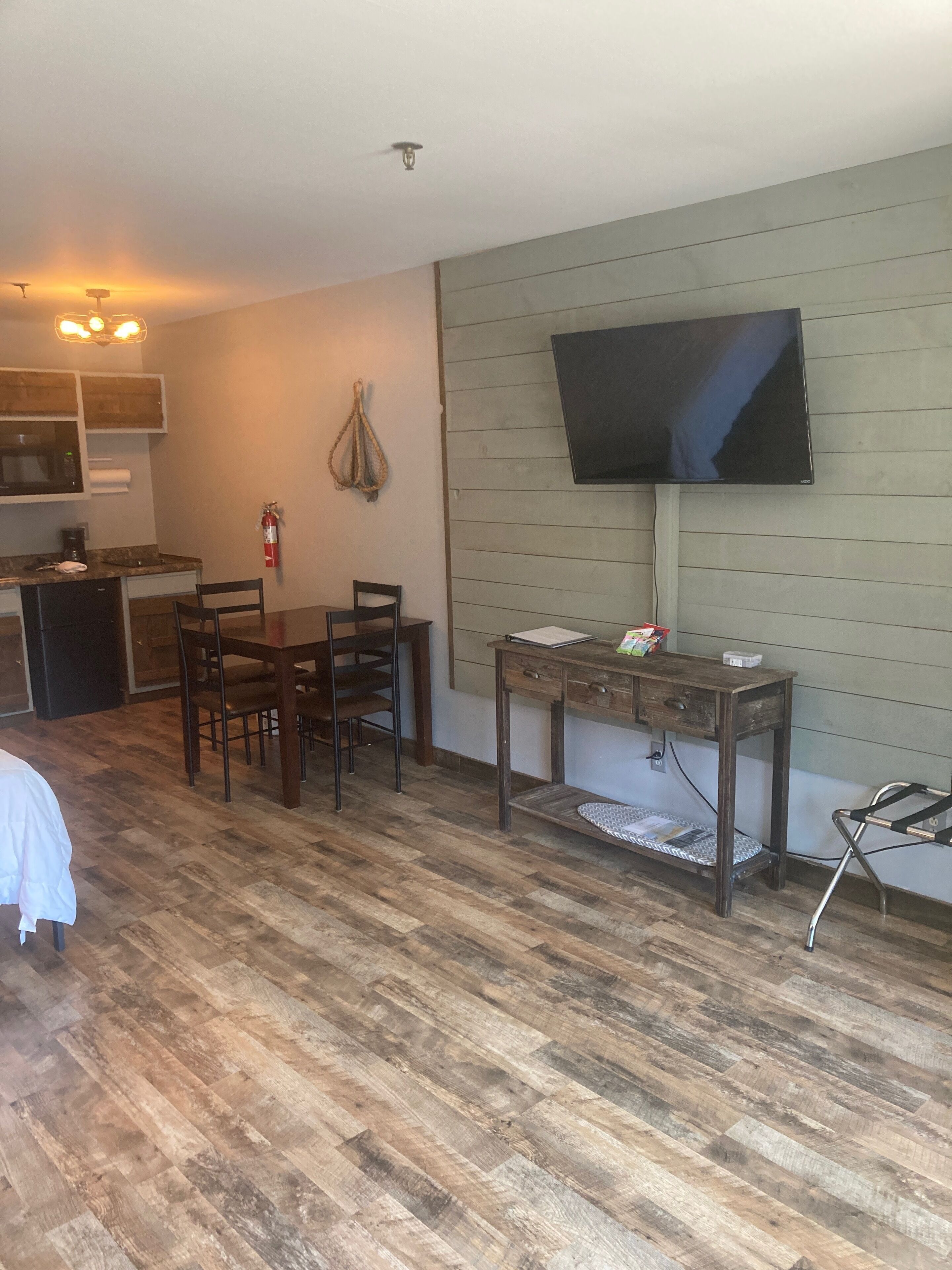 Royal Condo | Living area | Smart TV