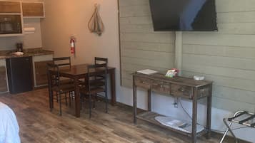 Royal Condo | Living area | Smart TV