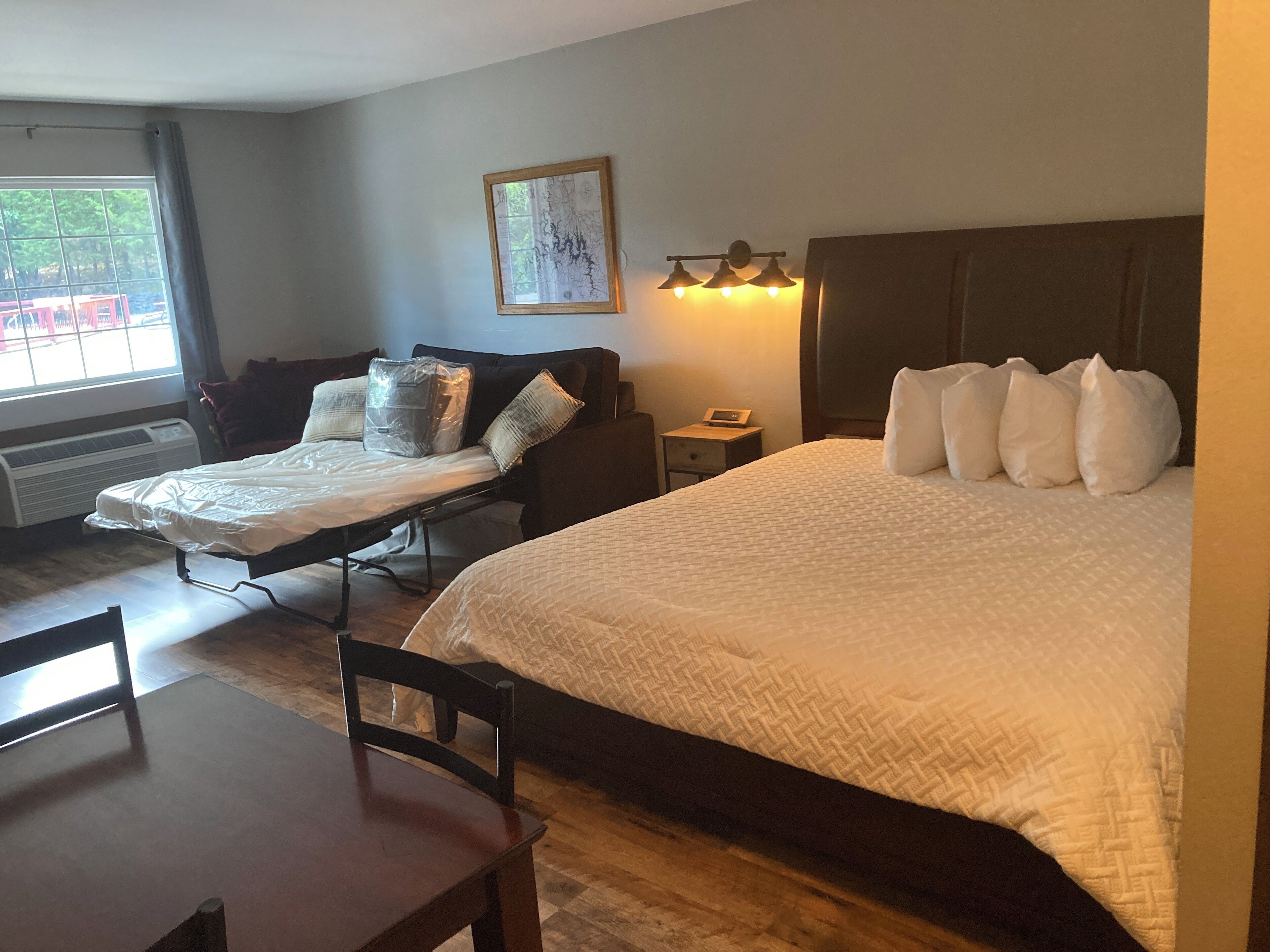 Royal-huoneisto | 1 makuuhuone, ylelliset vuodevaatteet, memory foam -patjalliset sängyt