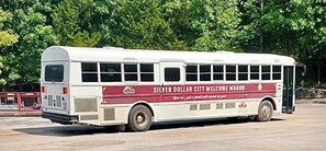 Theme park shuttle - Gold Suites Rentals (Branson)