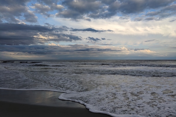 BEAUTIFUL EVENING ON THE BEACH