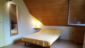 3 dormitorios, escritorio, tabla de planchar con plancha y cuna de viaje