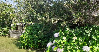 Joli Cottage en Pierres Debouts Dans un Beau Jardin Fleuri Proche Plage