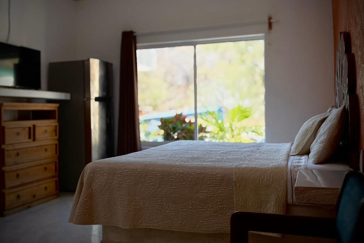 标准单人房 | 高档床上用品、加厚床垫、特色装修、特色家居