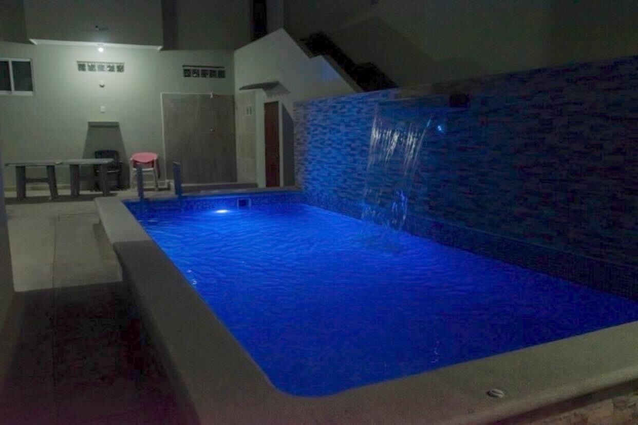 40 インチの薄型テレビ (ケーブル放送視聴可)