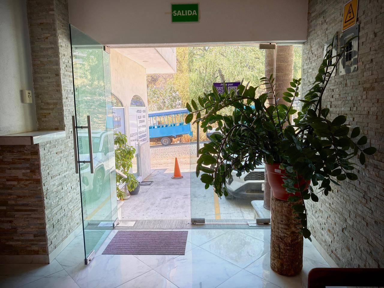 Télévision à écran plat de 40 pouces avec chaînes par câble