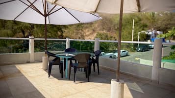 Dobbeltrom – familie, 2 queensize-senger, privat bad | Terrasse/patio