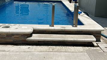 Standard-Dreibettzimmer, Mehrere Betten, 2 Bäder, Poolblick | Terrasse/Patio