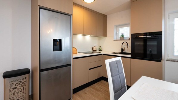 Refrigerador, microondas, horno, placa de cocina
