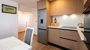 Geladeira, micro-ondas, fogão, cooktop