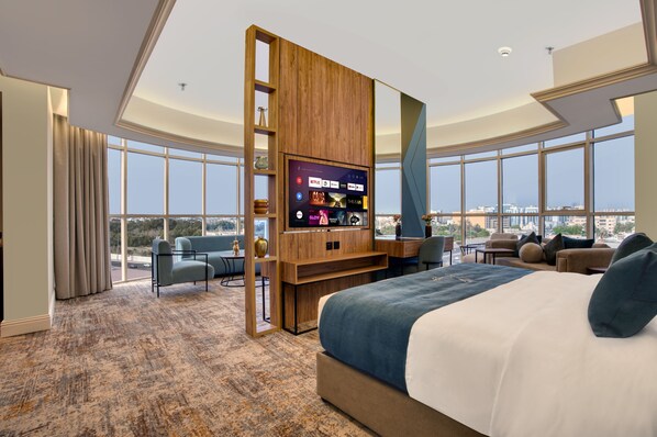 Executive Suite, 1 King Bed | In-room safe, individually decorated, individually furnished, desk - Aluya Hotel (Jeddah)