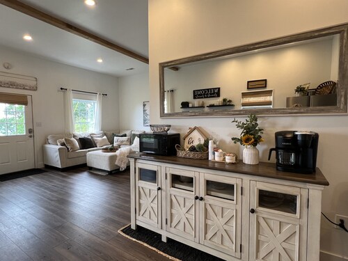 Modern Farmhouse Bungalow | Panoramic Views of Pigeon Forge - 5 Min to Strip