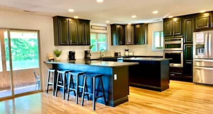 7 Bedroom w/ Heated Pool Overlooking Pigeon Forge!