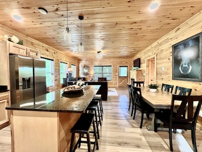 Indoor Pool, Hot Tub, Game Room, StarLink, Fire Pit, Views!
