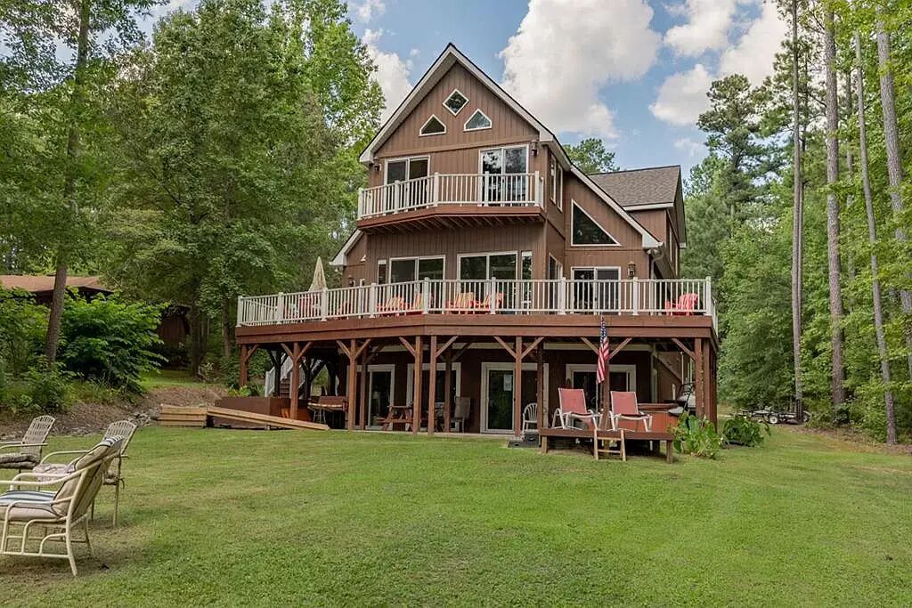 Large Lake House in enjoyable Henrico, NC. Boathouse, Kayaks included!