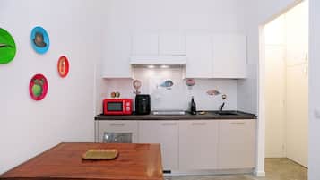 Fridge, oven, dishwasher, coffee/tea maker