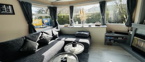 Een moderne woonkamer met een modulaire bank, een salontafel en een open haard.